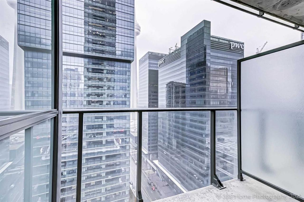 Prime Location - Stunning 2-Bdrm Condo Toronto Eksteriør billede