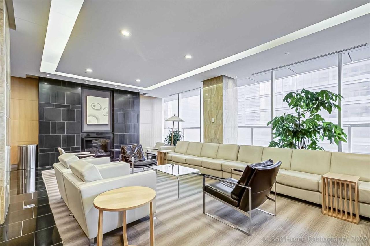 Prime Location - Stunning 2-Bdrm Condo Toronto Eksteriør billede